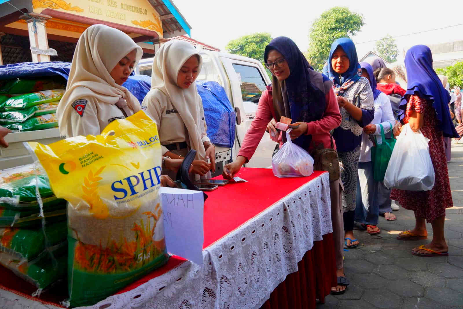 Pasar murah Kabupaten Kediri tahap II di Ringinrejo menyediakan sembako dengan harga lebih terjangkau.