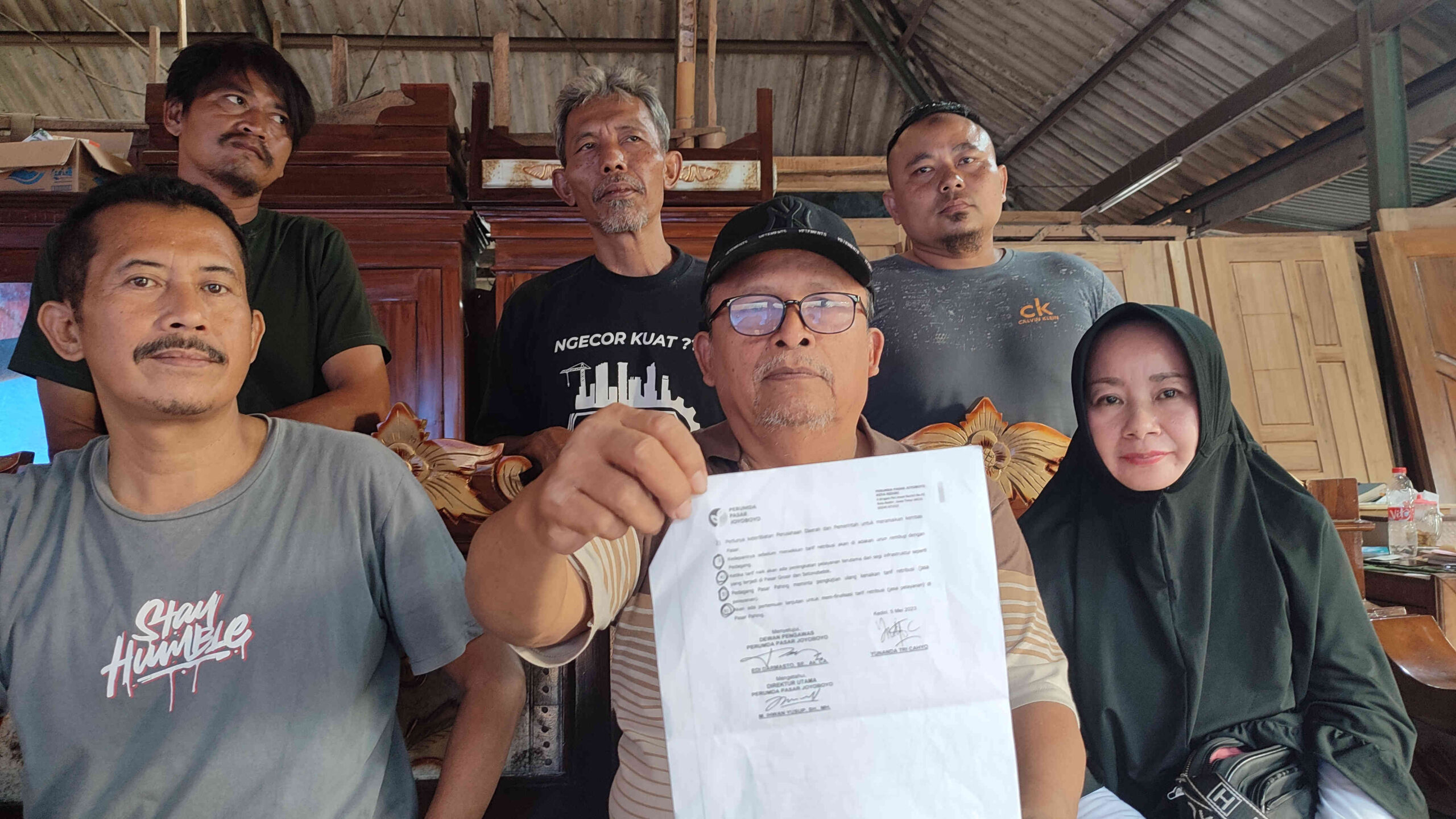 Pedagang Pasar Pahing menunjukkan usulan kesepakatan pertemuan tahun 2023.