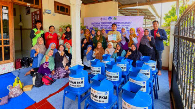 Tim pengabdian masyarakat beserta warga Kelurahan Rejomulyo Kediri berfoto bersama serah terima hibah komposter alat pengolah sampah organik MOL.