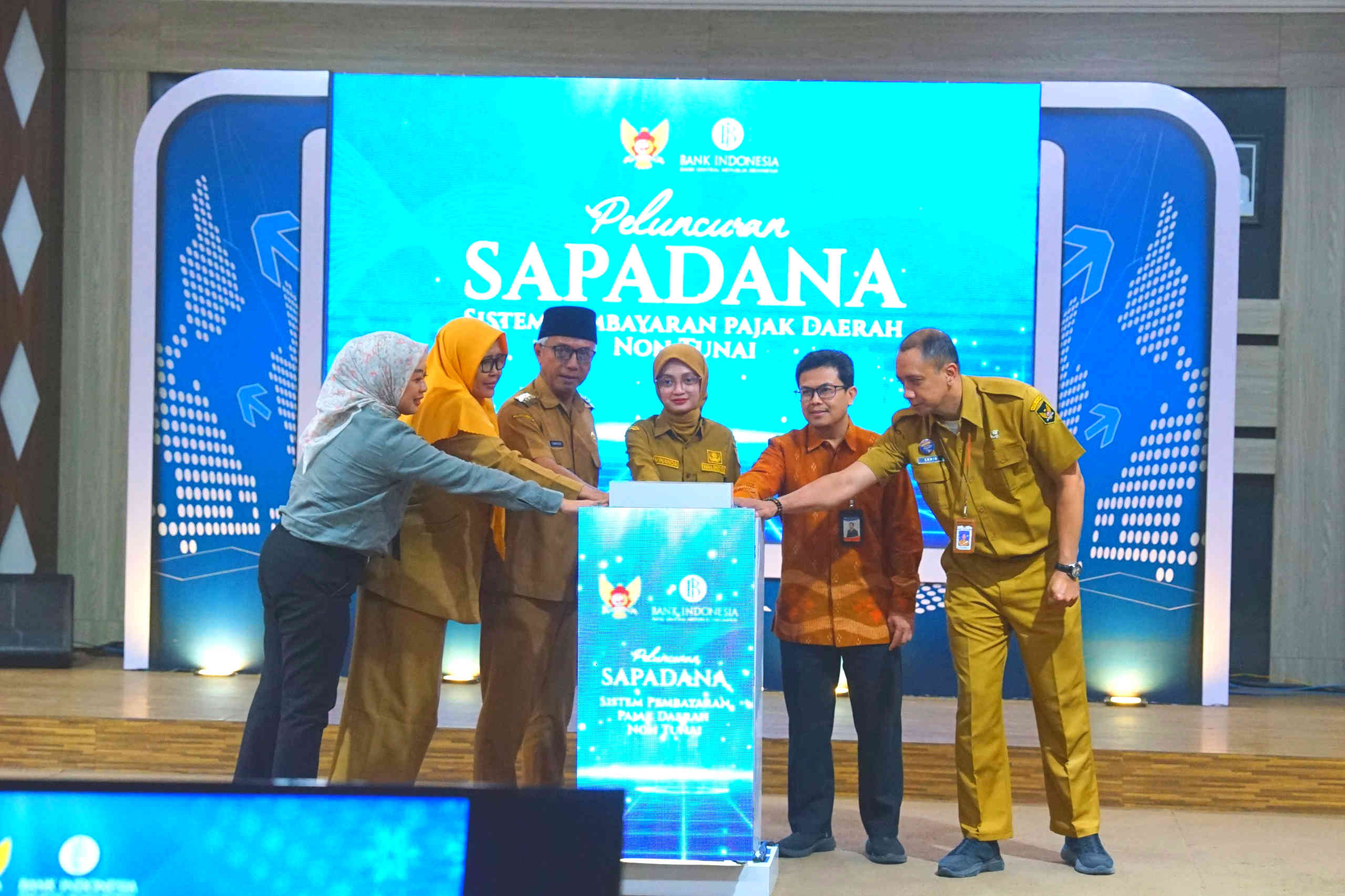 Wali Kota Kediri Vinanda Prameswati bersama Kepala BI Kediri Yayat Cadarajat meresmikan peluncuran sistem pembayaran pajak daerah non-tunai SAPADANA dalam HLM TP2DD.