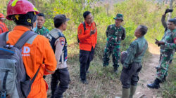 Personel gabungan memantau dampak kebakaran hutan dan lahan di kawasan Gunung Wilis Kabupaten Kediri.
