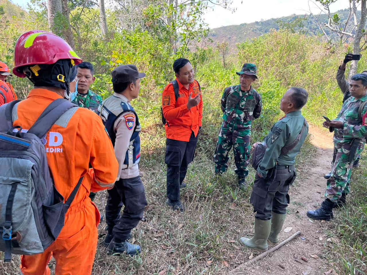 Personel gabungan memantau dampak kebakaran hutan dan lahan di kawasan Gunung Wilis Kabupaten Kediri.