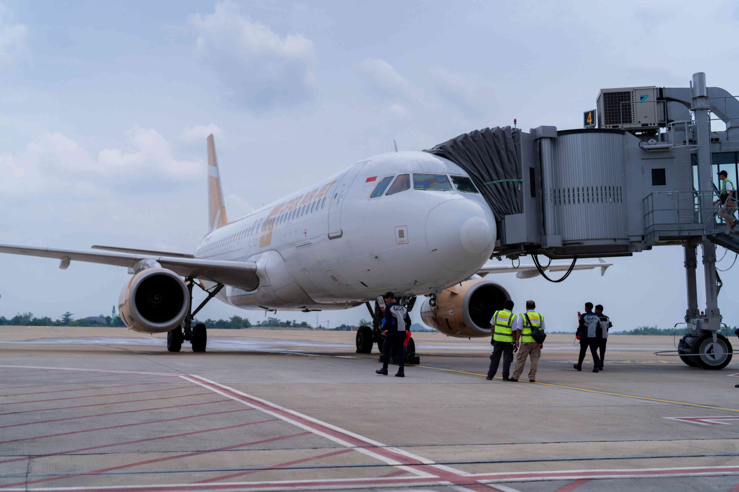 Pesawat di Bandara Internasional Dhoho Kediri terdampak penyesuaian penerbangan akibat erupsi Gunung Anak Krakatau.