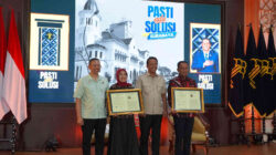 Wakil Bupati Kediri Dewi Mariya Ulfa menerima Sertifikat Indikasi Geografis Mangga Podang dari Menkumham Supratman Andi Agtas.