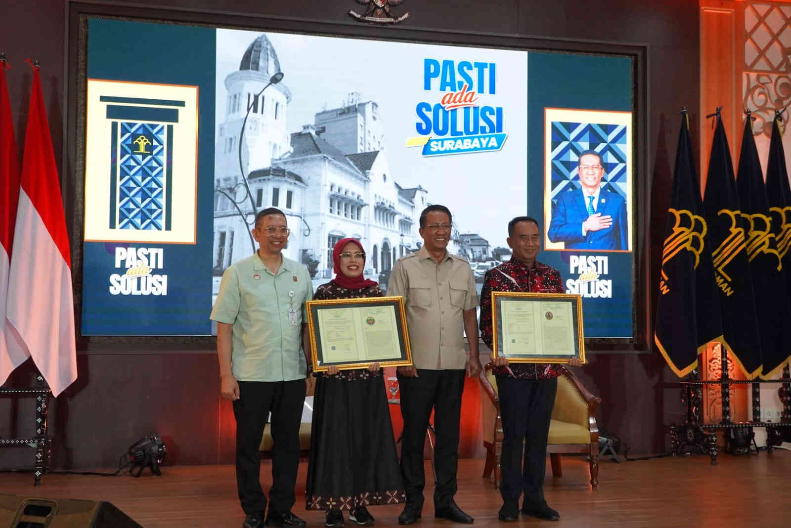 Wakil Bupati Kediri Dewi Mariya Ulfa menerima Sertifikat Indikasi Geografis Mangga Podang dari Menkumham Supratman Andi Agtas.