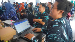 Pendamping PKH mengikuti pembekalan perbaikan data desil DTSEN di Kediri.