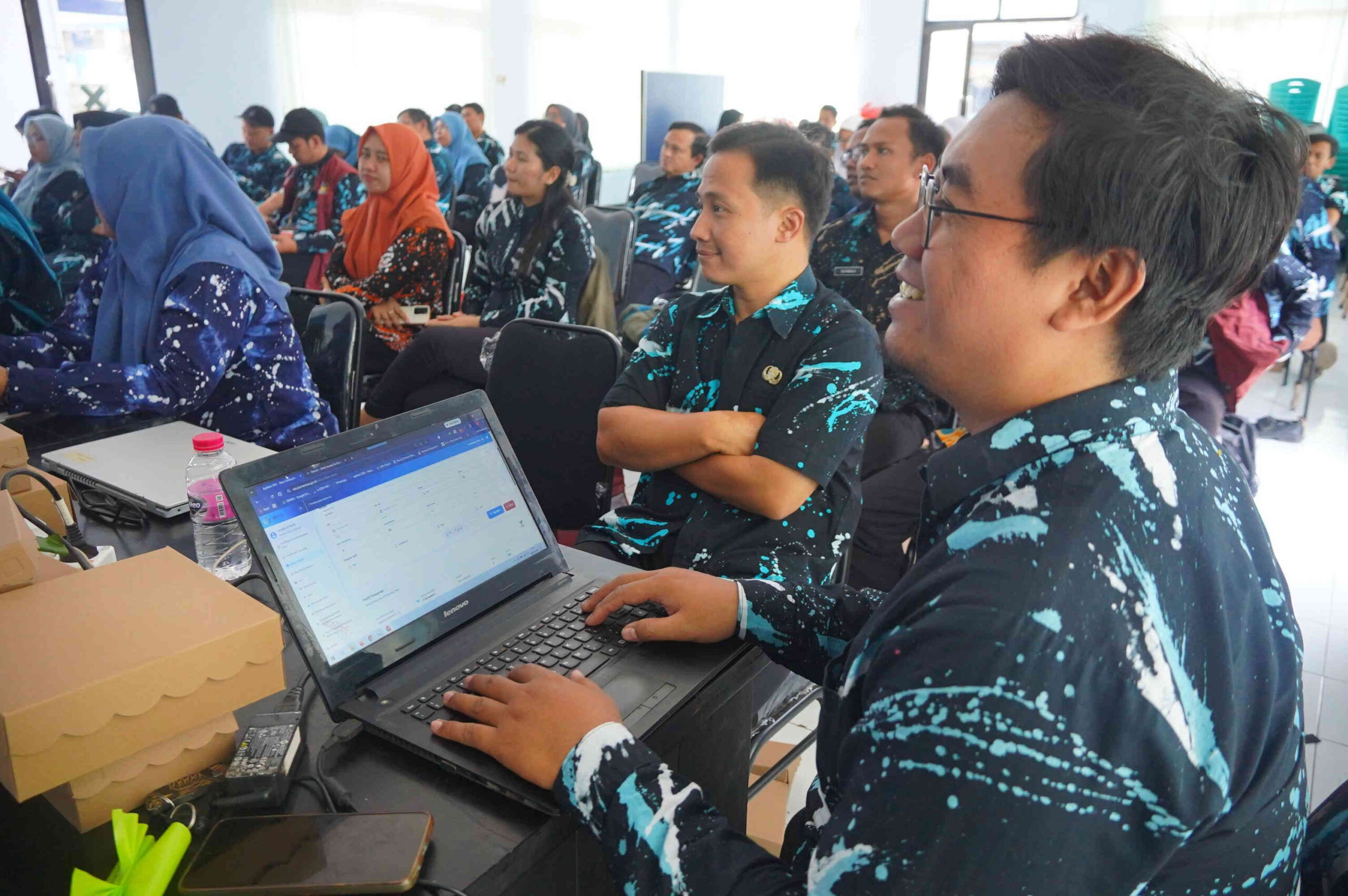 Pendamping PKH mengikuti pembekalan perbaikan data desil DTSEN di Kediri.