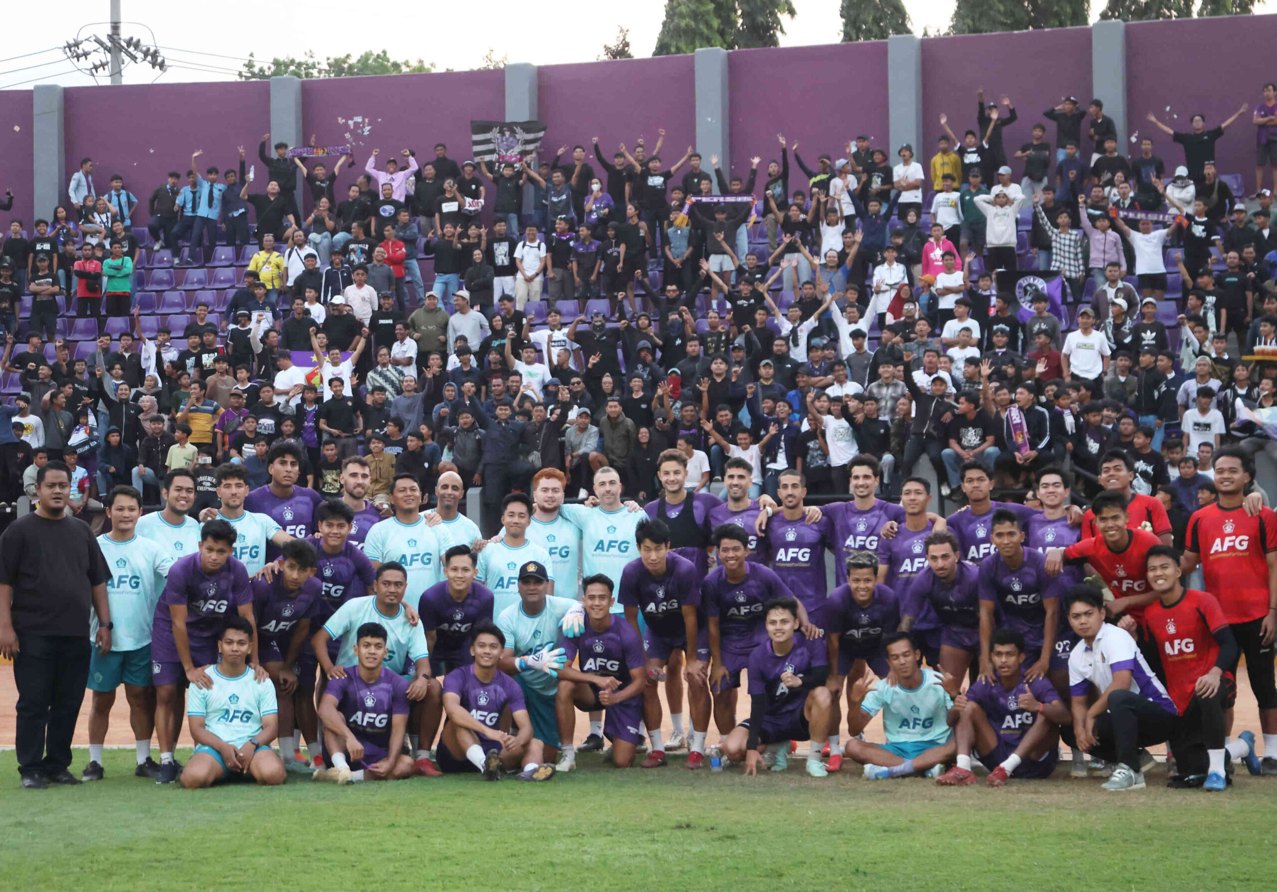 Para pemain dan jajaran pelatih Persik Kediri berfoto bersama ribuan Persikmania di tribun Stadion Brawijaya jelang laga lawan Arema FC.