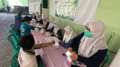 Petugas medis memeriksa tekanan darah peserta cek kesehatan gratis LDII Mojoroto.