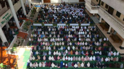 Ribuan santri dan jamaah Ponpes Wali Barokah mengikuti Salat Istisqa’ di Kota Kediri.