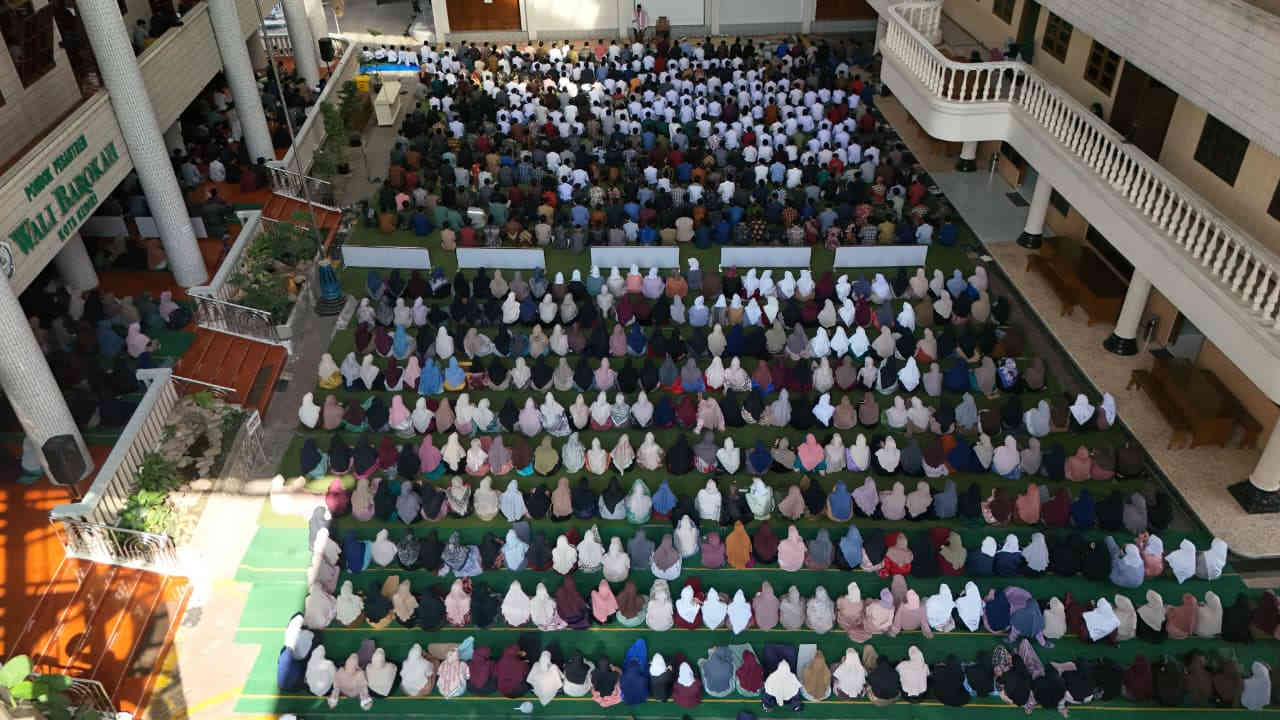 Ribuan santri dan jamaah Ponpes Wali Barokah mengikuti Salat Istisqa’ di Kota Kediri.