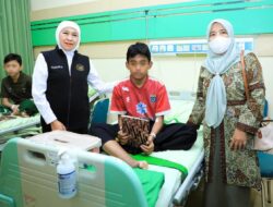 Jenguk Korban di RSI Siti Hajar, Khofifah Minta Tata Kelola MBG Dievaluasi