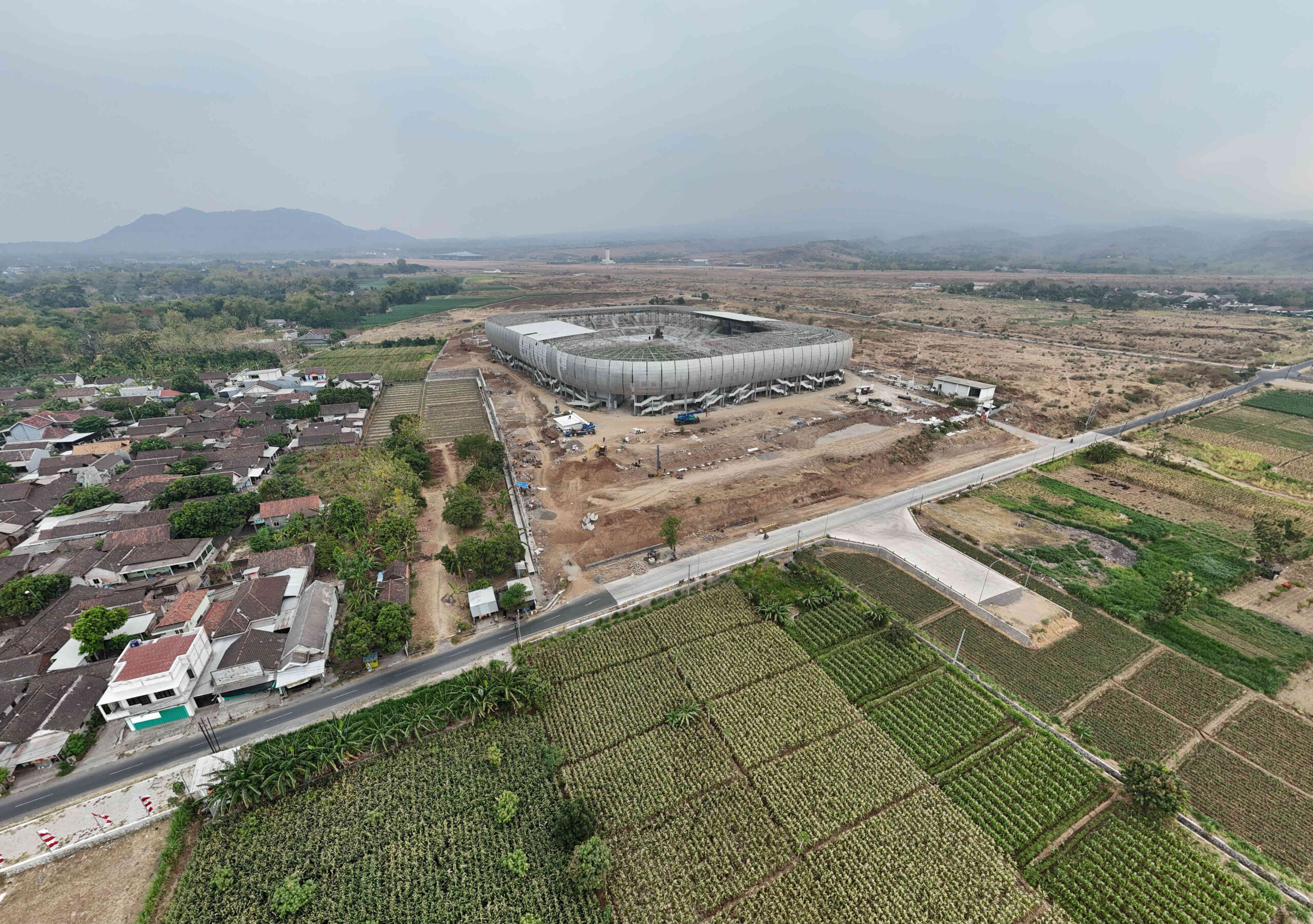 Foto udara Stadion Gelora Daha Jayati Kediri dan pembangunan akses jalan.