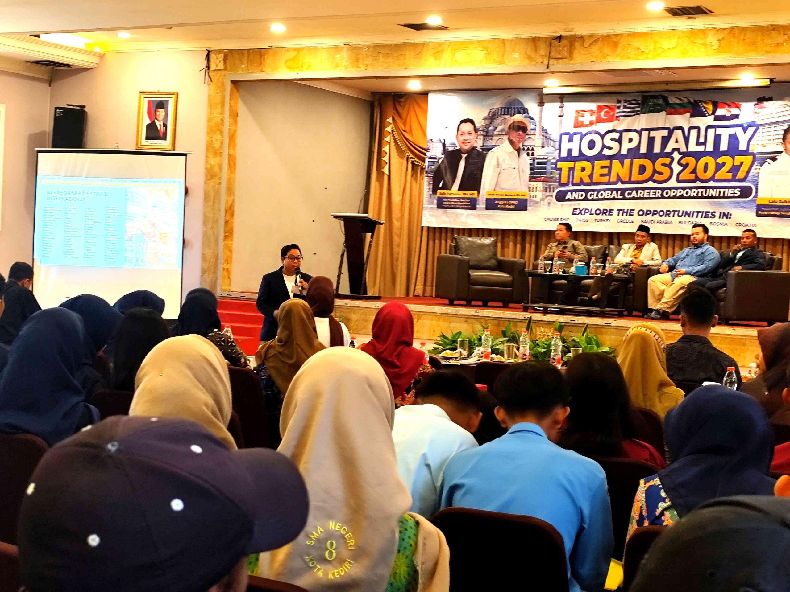 Suasana seminar Tren Hospitalitas 2027 dan Peluang Karier Global yang diikuti ratusan siswa SMA dan SMK se-Kota Kediri di Hotel Lotus Kediri.