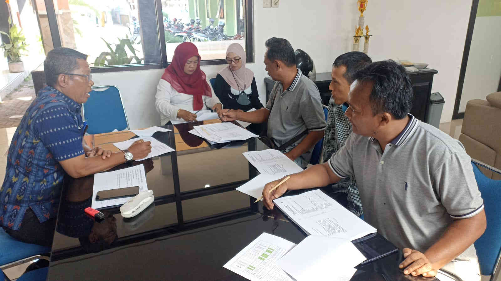Petugas Dinas Sosial dan warga Kota Kediri melakukan verifikasi serta pembaruan Data Tunggal Sosial Ekonomi Nasional (DTSEN) di meja pelayanan.