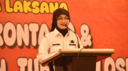 Potret Wali Kota Kediri Vinanda Prameswati saat menyampaikan pidato penguatan kapasitas kader kesehatan untuk pencegahan TBC di Kediri.