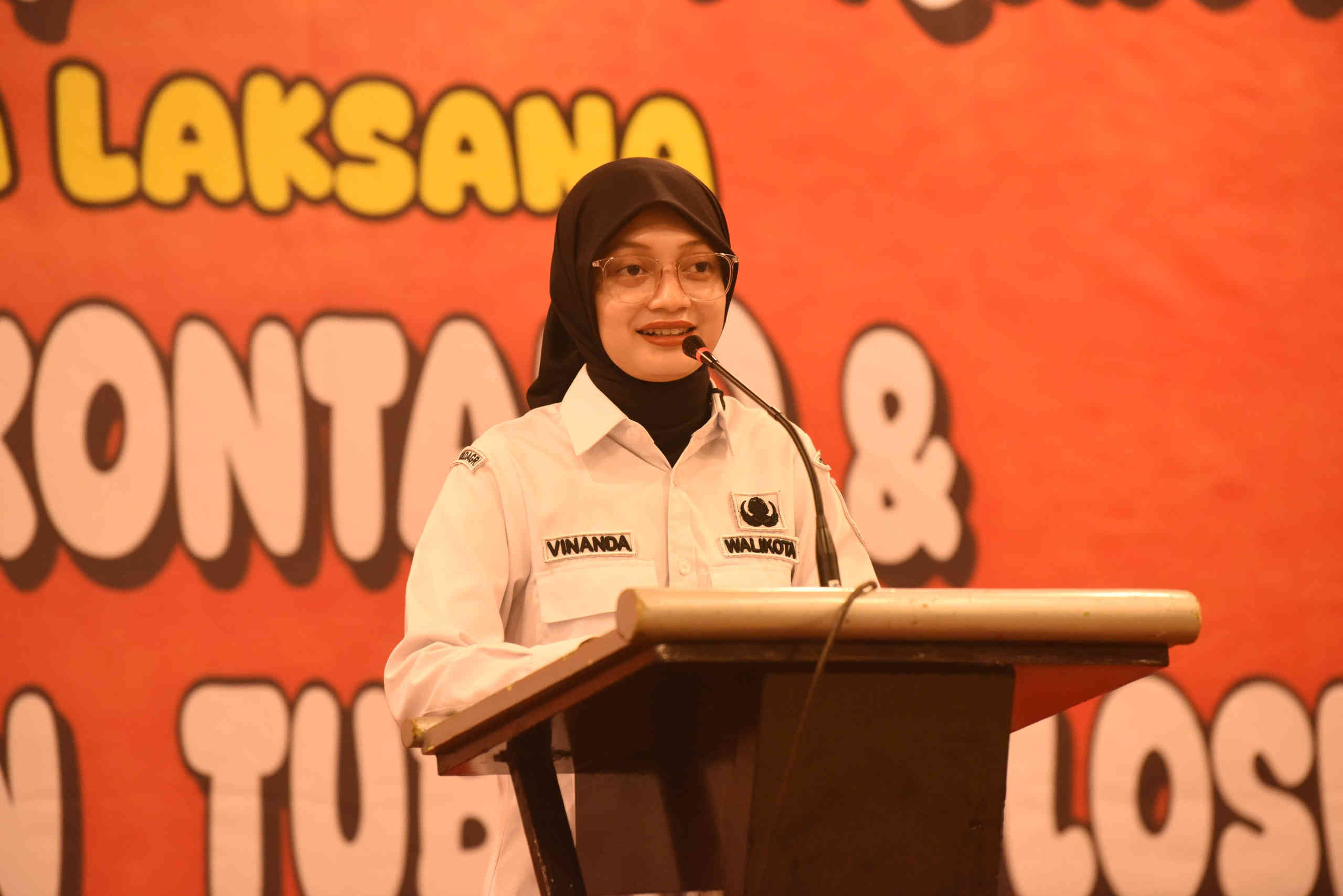Potret Wali Kota Kediri Vinanda Prameswati saat menyampaikan pidato penguatan kapasitas kader kesehatan untuk pencegahan TBC di Kediri.