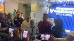 Wali Kota Kediri Vinanda Prameswati memberikan keterangan pers di RSUD Gambiran terkait kasus keracunan makanan MBG siswa SD.