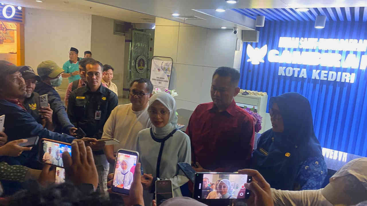 Wali Kota Kediri Vinanda Prameswati memberikan keterangan pers di RSUD Gambiran terkait kasus keracunan makanan MBG siswa SD.