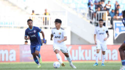 Pemain Persik Kediri Zanadin Fariz menggiring bola saat dikawal ketat pemain Arema FC di Stadion Kanjuruhan.