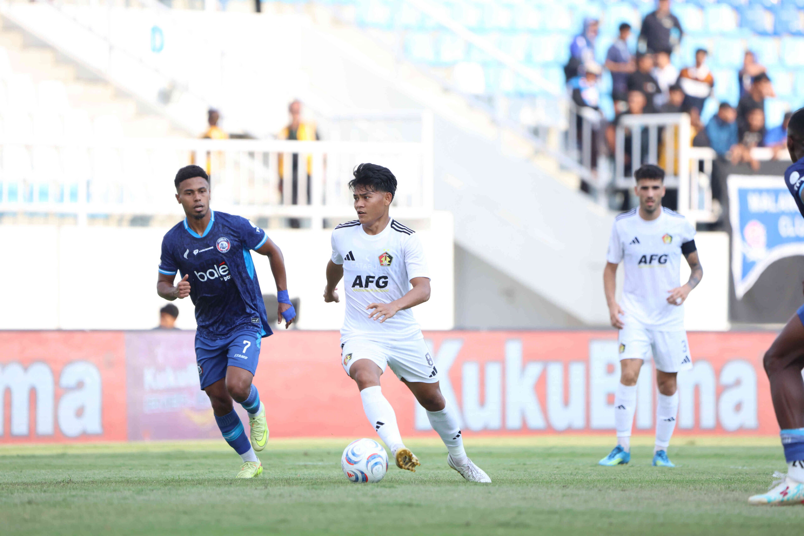 Pemain Persik Kediri Zanadin Fariz menggiring bola saat dikawal ketat pemain Arema FC di Stadion Kanjuruhan.