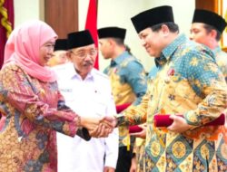 Berdonor 75 Kali :Wartawan  Mojokerto  Andy Yuwono  Terima  Penghargaan Gubernur Jatim 