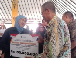 Gubernur Khofifah Serahkan BKK Rp100 Juta untuk BUMDes Tunggur