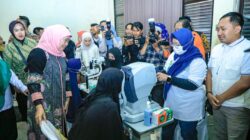 Pemprov Jstim dan BAZNAS  Bagikan 1.000 Kacamata Gratis