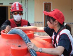 Relawan Jepang Bantu PMI Jember Distribusikan Air Bersih