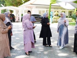 Semarak Hari Santri, Bupati Ipuk Wajibkan ASN Banyuwangi Pakai Sarung dan Gamis