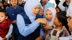 Khofifah Salurkan 100 Paket Bantuan Gizi untuk Cegah Stunting di Pacitan