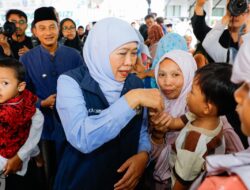 Khofifah Salurkan 100 Paket Bantuan Gizi untuk Cegah Stunting di Pacitan