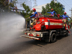 Damkar Surabaya Intensifkan Pembasahan Jalan akibat Debu Proyek dan Suhu Panas