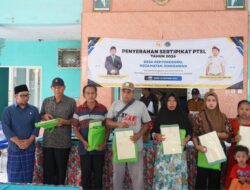 Kantah Jember & Komisi II DPR RI Serahkan 390 Sertipikat PTSL di Desa Kertonegoro