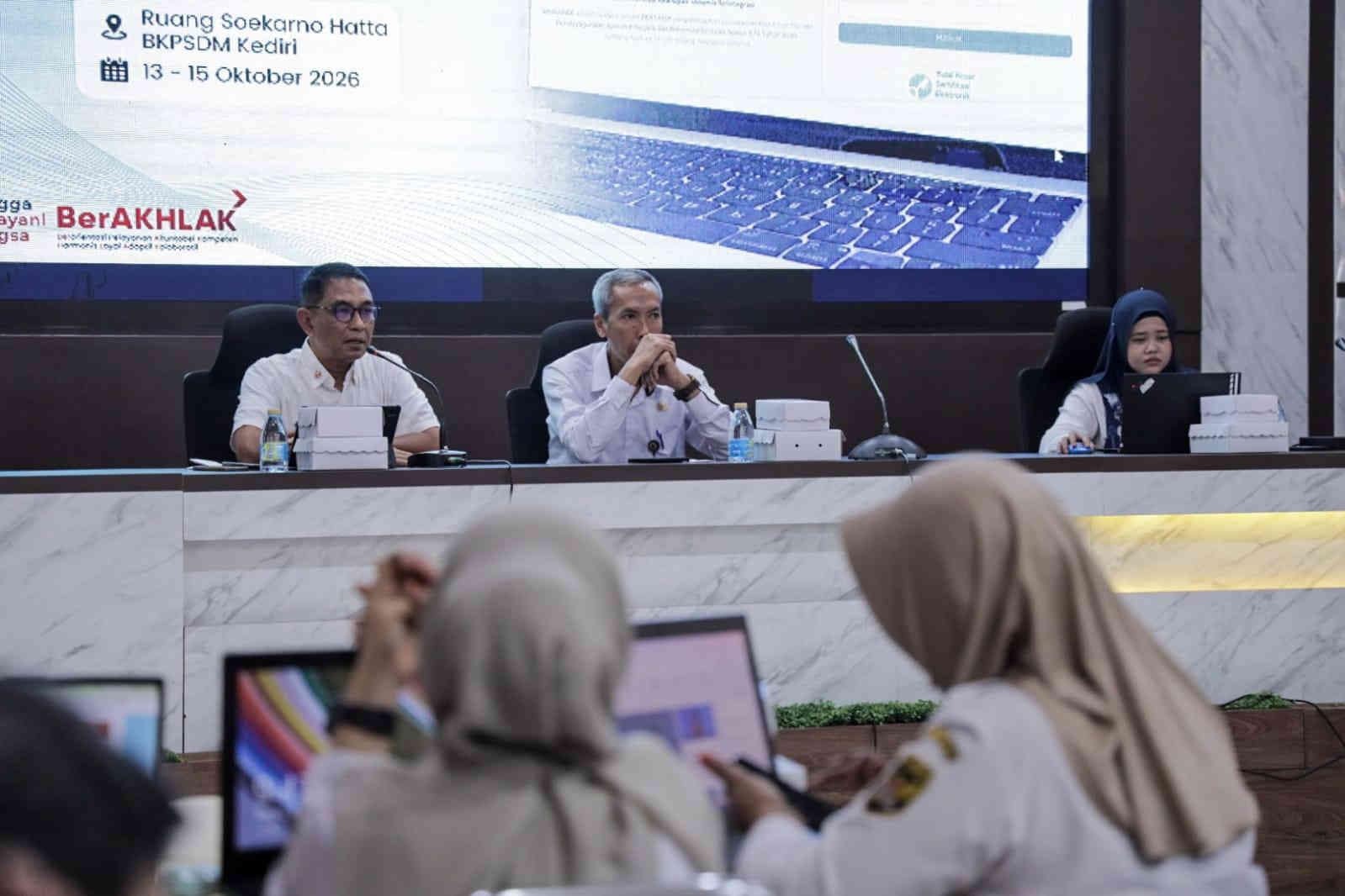 Asisten Administrasi Umum Kota Kediri Moh. Ridwan membuka Bimtek Aplikasi Srikandi di Ruang Soekarno Hatta BKPSDM Kediri.
