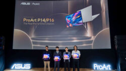 Adrian Pradipta, Rudy Salim, Lenny Lin, dan Marcello Tahitoe berfoto bersama sambil memegang laptop ASUS ProArt P14 dan P16 dalam acara peluncuran di Indonesia.