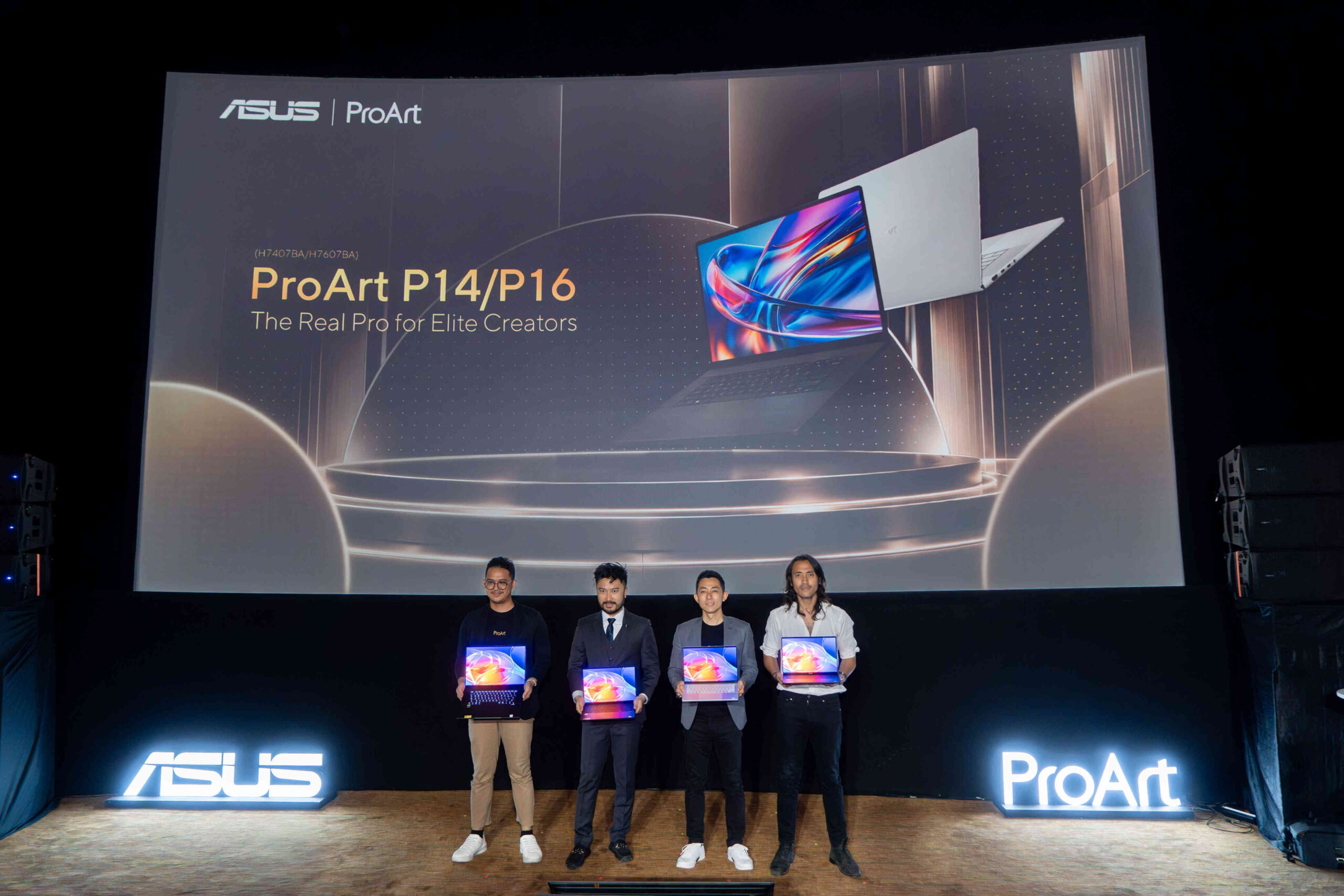 Adrian Pradipta, Rudy Salim, Lenny Lin, dan Marcello Tahitoe berfoto bersama sambil memegang laptop ASUS ProArt P14 dan P16 dalam acara peluncuran di Indonesia.