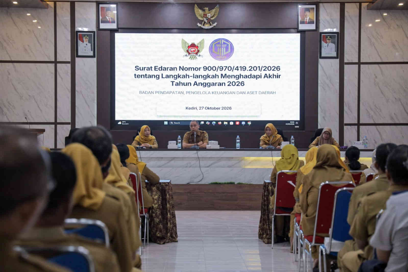 Plt Kepala BPPKAD Kota Kediri Tetuko Erwin Sukarno memimpin bimbingan teknis persiapan akhir tahun anggaran 2026 bagi bendahara OPD untuk pertahankan opini WTP.