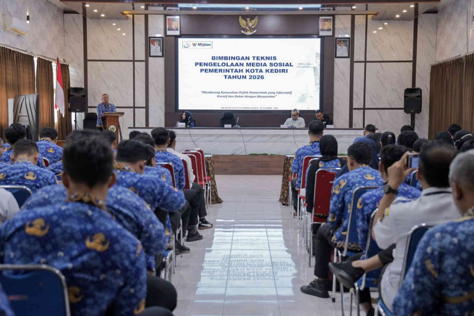 Peserta Bimtek Pengelolaan Media Sosial Pemerintah Kota Kediri 2026 mengikuti pelatihan peningkatan kualitas komunikasi publik di ruang rapat BKPSDM Kota Kediri.