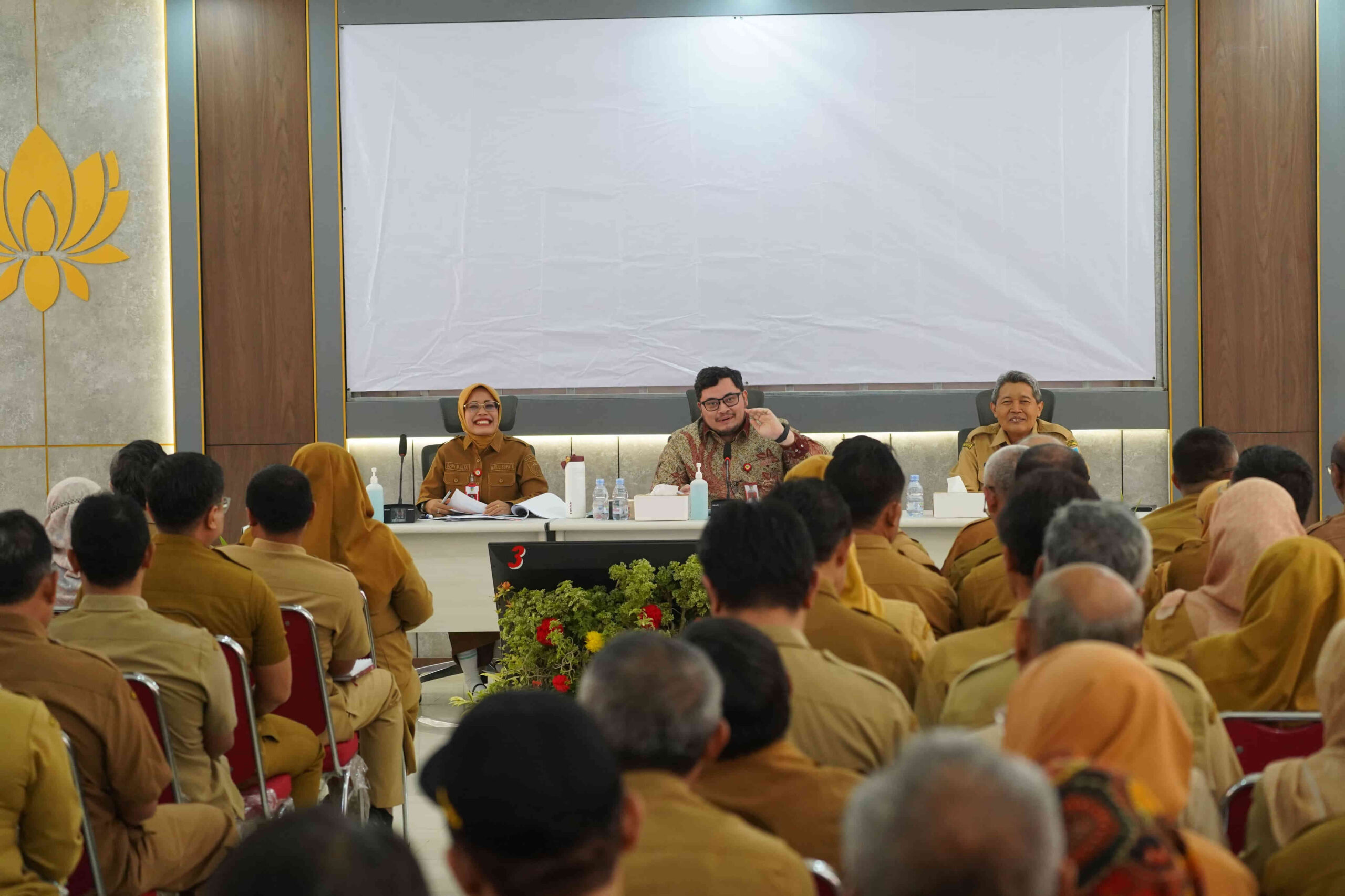 Bupati Kediri Hanindhito Himawan Pramana memberikan arahan kepada kepala dinas dan camat dalam rapat koordinasi program strategis daerah.