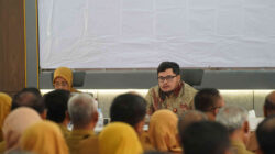 Bupati Kediri Hanindhito Himawan Pramana memberikan arahan terkait penurunan stunting di Ruang Joyoboyo Pemkab Kediri.
