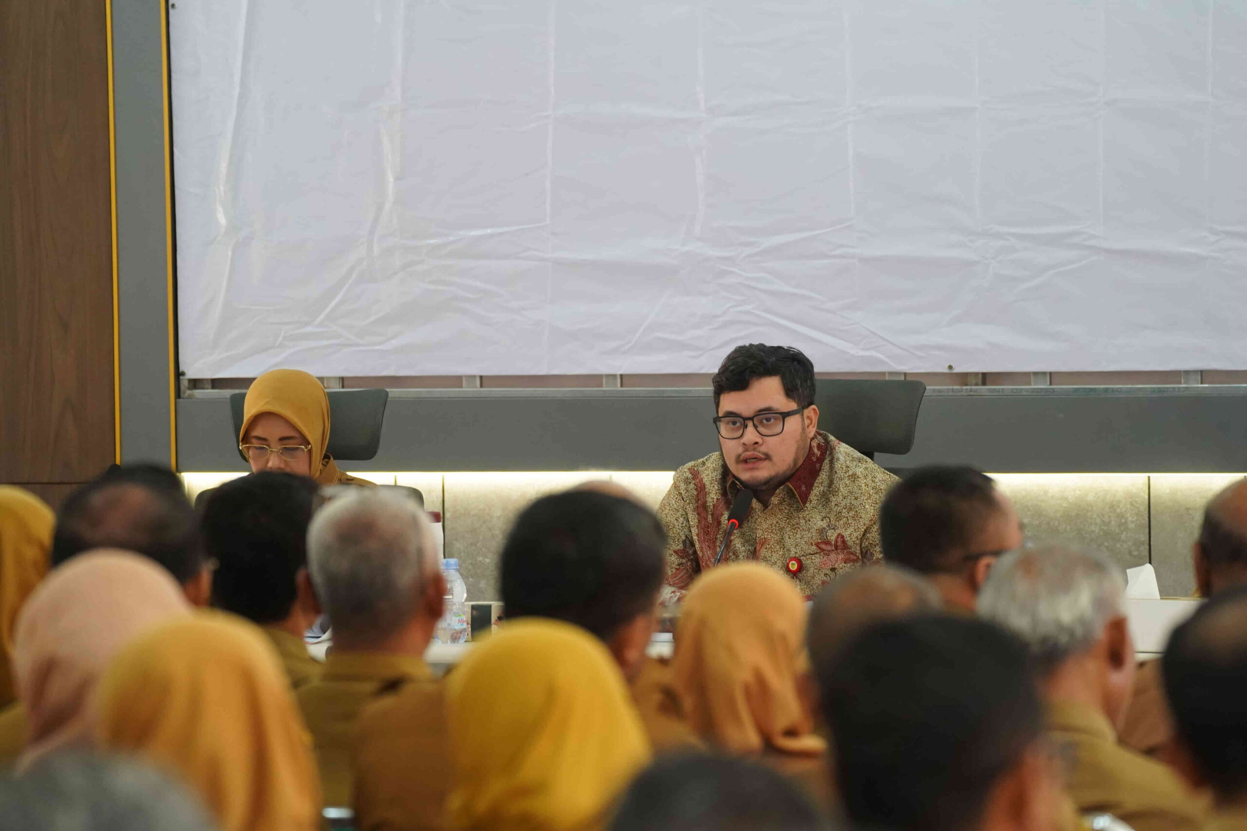 Bupati Kediri Hanindhito Himawan Pramana memberikan arahan terkait penurunan stunting di Ruang Joyoboyo Pemkab Kediri.