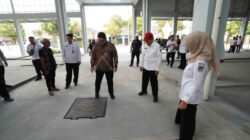 Bupati Kediri Hanindhito Himawan Pramana (Mas Dhito) bersama jajaran saat meninjau progres pekerjaan revitalisasi Pasar Ngadiluwih yang hampir rampung.