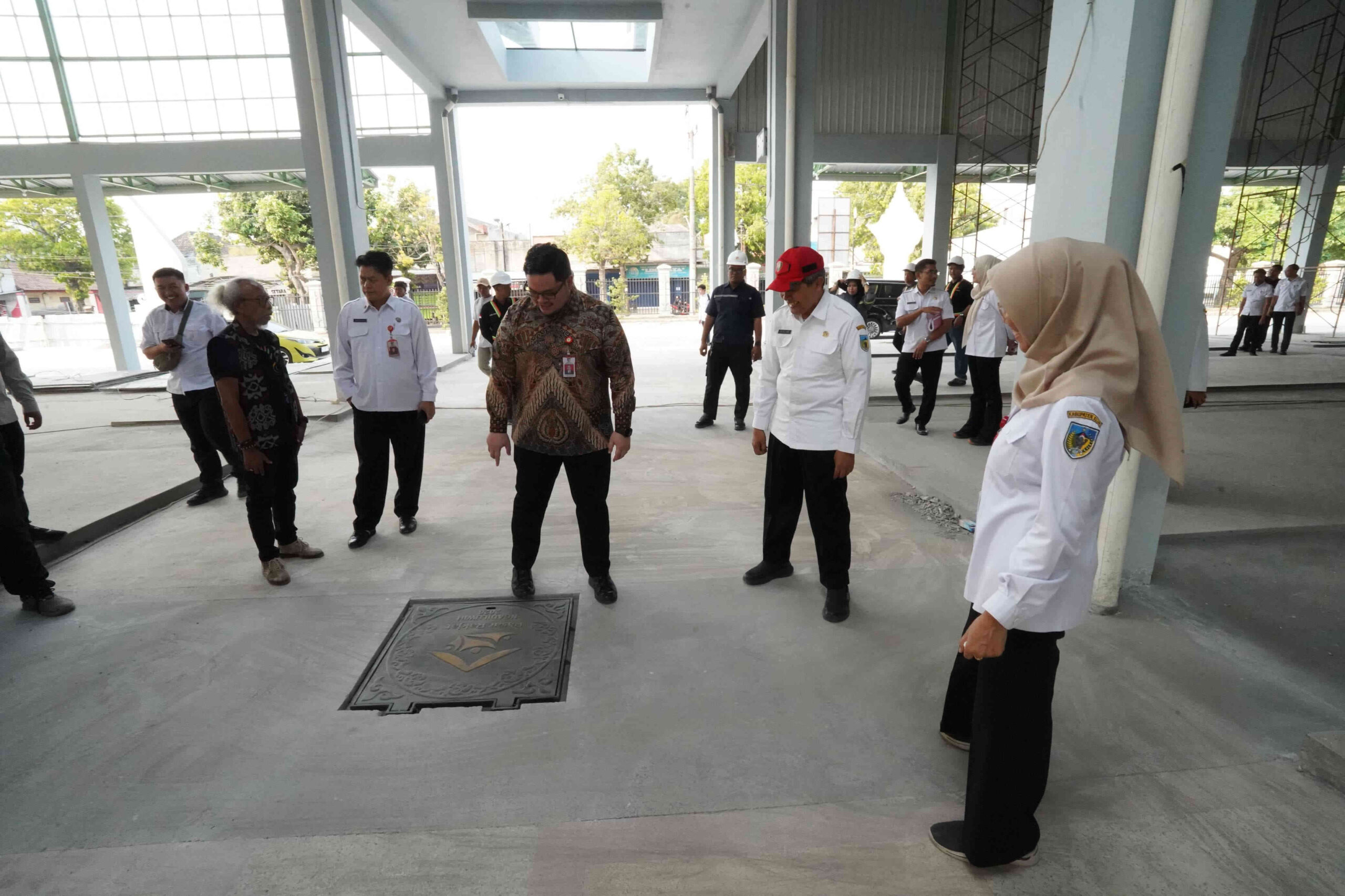 Bupati Kediri Hanindhito Himawan Pramana (Mas Dhito) bersama jajaran saat meninjau progres pekerjaan revitalisasi Pasar Ngadiluwih yang hampir rampung.