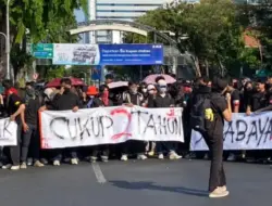 Mahasiswa dan Masyarakat Demo Dua Tahun Prabowo-Gibran di Depan Grahadi