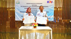 VP KAI Daop 7 Madiun Ali Afandi dan Kejari Kabupaten Kediri Ismaya Hera Wardanie menunjukkan berkas kesepakatan pengamanan aset negara.