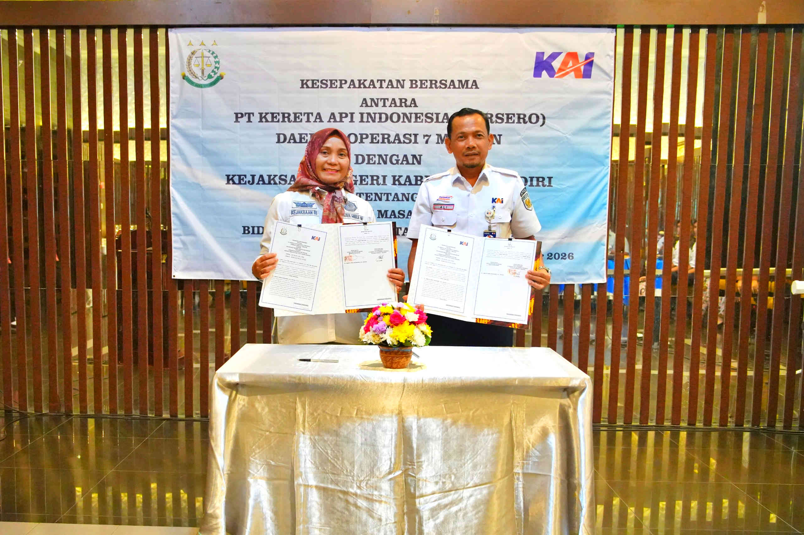 VP KAI Daop 7 Madiun Ali Afandi dan Kejari Kabupaten Kediri Ismaya Hera Wardanie menunjukkan berkas kesepakatan pengamanan aset negara.