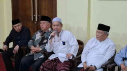 Pengasuh Ponpes Lirboyo KH Abdullah Kafabihi Mahrus bersama para kiai sepuh memberikan keterangan pers di Ponpes Lirboyo Kediri untuk mendukung Gus Yaqut.