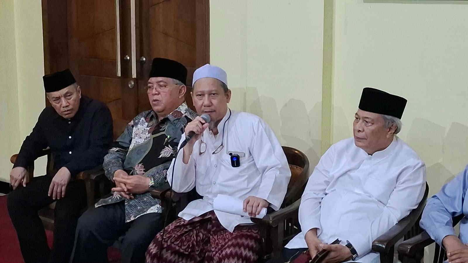 Pengasuh Ponpes Lirboyo KH Abdullah Kafabihi Mahrus bersama para kiai sepuh memberikan keterangan pers di Ponpes Lirboyo Kediri untuk mendukung Gus Yaqut.