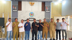Pengurus KONI Kota Kediri dan KONI Kabupaten Blitar berfoto bersama dalam penjajakan kerja sama sebagai penyangga tuan rumah Porprov Jatim 2029.
